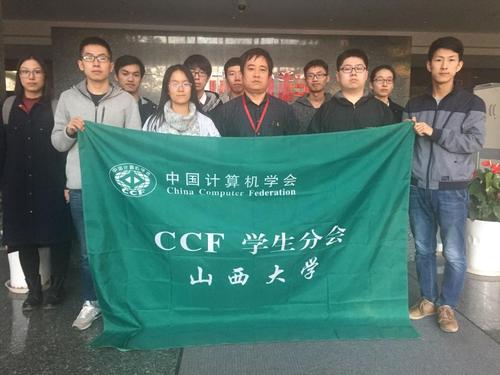 图三 活动后部分学生会员和工作人员留影 图三 活动后部分学生会员和工作人员留影